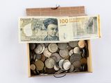 une boîte pleine de pièces et un paquet de billets