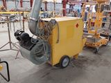 une machine qui se trouve au milieu d'un entrepôt