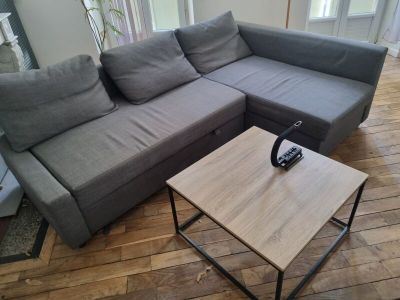 un canapé et une table basse dans un salon