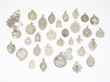 de nombreux types de bijoux en argent présentés sur un fond blanc