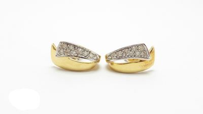 une paire de boucles d'oreilles en or et diamants sur fond blanc