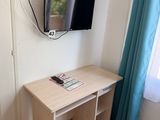 un petit bureau sur lequel est posée une télévision