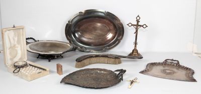 de nombreux objets en argent sur une table blanche