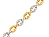 un bracelet à maillons dorés et argentés sur fond blanc