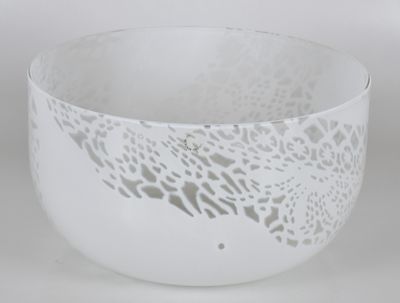 un bol blanc orné d'un motif à l'intérieur