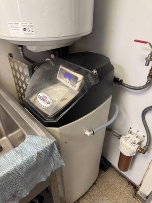 un chauffe-eau situé à côté d'un lavabo