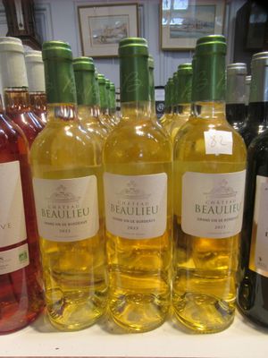 plusieurs bouteilles de vin sont alignées sur un comptoir