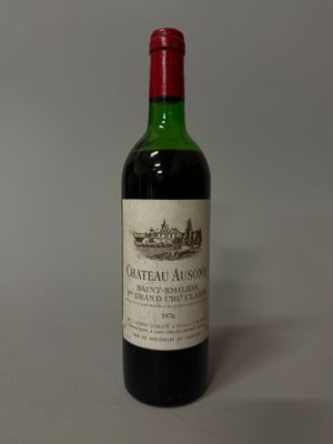 une bouteille de vin posée sur une table