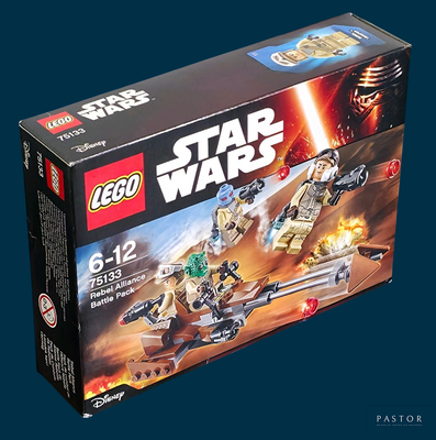 une boîte contenant des sets Lego Star Wars sur fond bleu