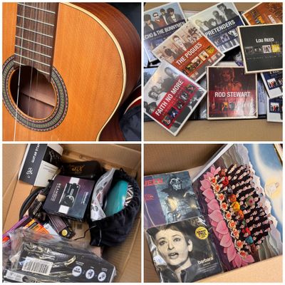 FORT ENSEMBLE DE MATERIEL DE MUSIQUE DONT GUITARE, ACCESSOIRES,  VINYL