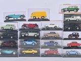de nombreuses maquettes de voitures différentes dans une vitrine