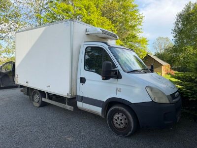un camion blanc garé sur le parking