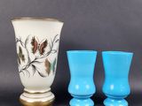 deux vases en verre bleu posés l'un à côté de l'autre sur une table