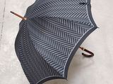 un parapluie noir et blanc posé par terre