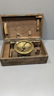 une boîte en bois contenant une plaque en laiton