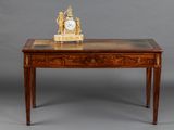 une petite table surmontée d'une horloge