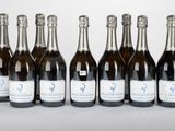six bouteilles de vin alignées sur une table