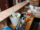 un bureau sur lequel sont posés plusieurs objets
