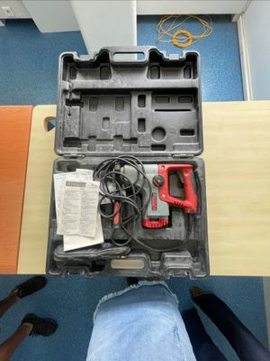 une trousse à outils dans un coffret posée sur une table