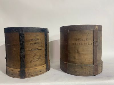 deux vieilles boîtes en bois posées côte à côte sur une surface blanche