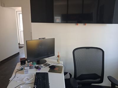 un bureau équipé d'un ordinateur et d'un moniteur