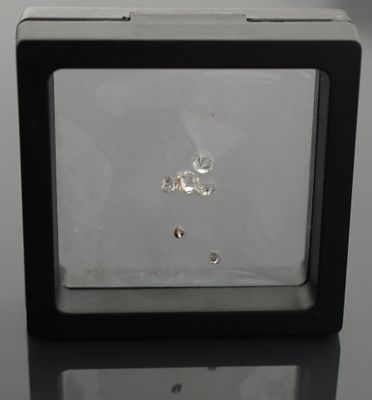 Un lot de quatre diamants de récupération pour 1,40 carat en…