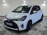 une Toyota Yaris blanche garée sur un sol à damier