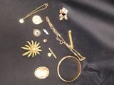 beaucoup de bijoux éparpillés sur une table