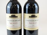 deux bouteilles de vin rouge posées l'une à côté de l'autre sur une surface blanche