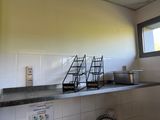 une cuisine équipée d'une cuisinière, d'un évier et d'une fenêtre