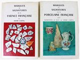 deux livres avec des images représentant un pichet et une tasse posés sur une table