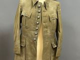 une vieille veste militaire posée sur un mannequin, sur fond gris