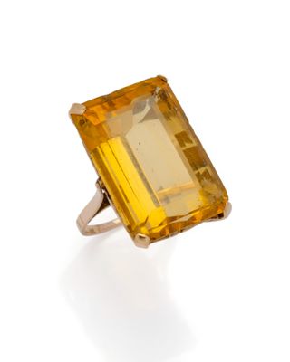 une grande bague en citrine et diamants, signée Van Cleef
