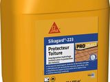 un récipient en plastique jaune surmonté d'un bouchon rouge