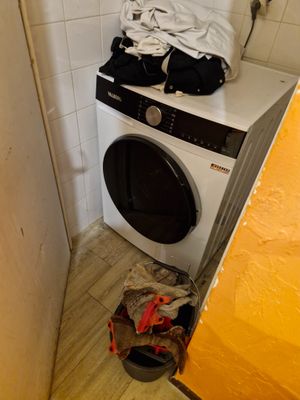 un lave-linge et un sèche-linge dans le coin d'une pièce
