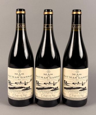 trois bouteilles de vin posées sur une table l'une à côté de l'autre