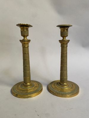 paire de chandeliers anciens en laiton sur fond blanc