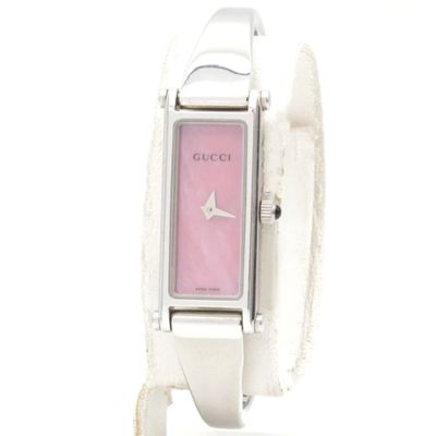 une montre-bracelet blanche avec un cadran rose
