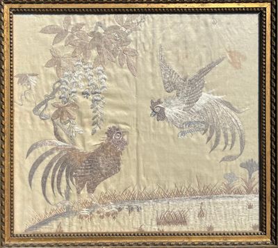 CHINE - Vers 1900 Soierie encadrée sous verre à décor de deu…
