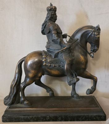 statue en bronze représentant un homme à cheval, coiffé d'un casque