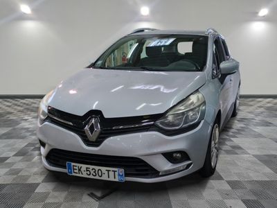 L'avant d'une voiture argentée est garé sur un sol à damier.