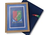 deux photos encadrées représentant un drapeau et un blason