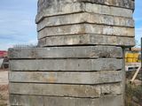 une grande pile de parpaings posée par terre
