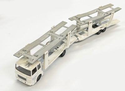 un camion jouet muni d'une échelle