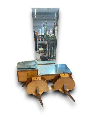 Une coiffeuse Art Déco. Accident au miroir