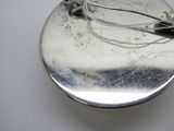 gros plan d'un objet métallique sur une surface blanche