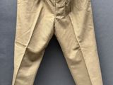 un vieux pantalon beige accroché au mur