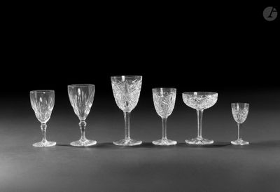 six verres à vin sont alignés sur une table