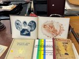 de nombreux livres posés sur une table dans une bibliothèque