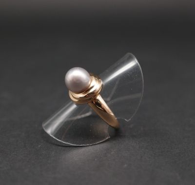 Bague en or jaune 750 centrée d'une perle de culture.